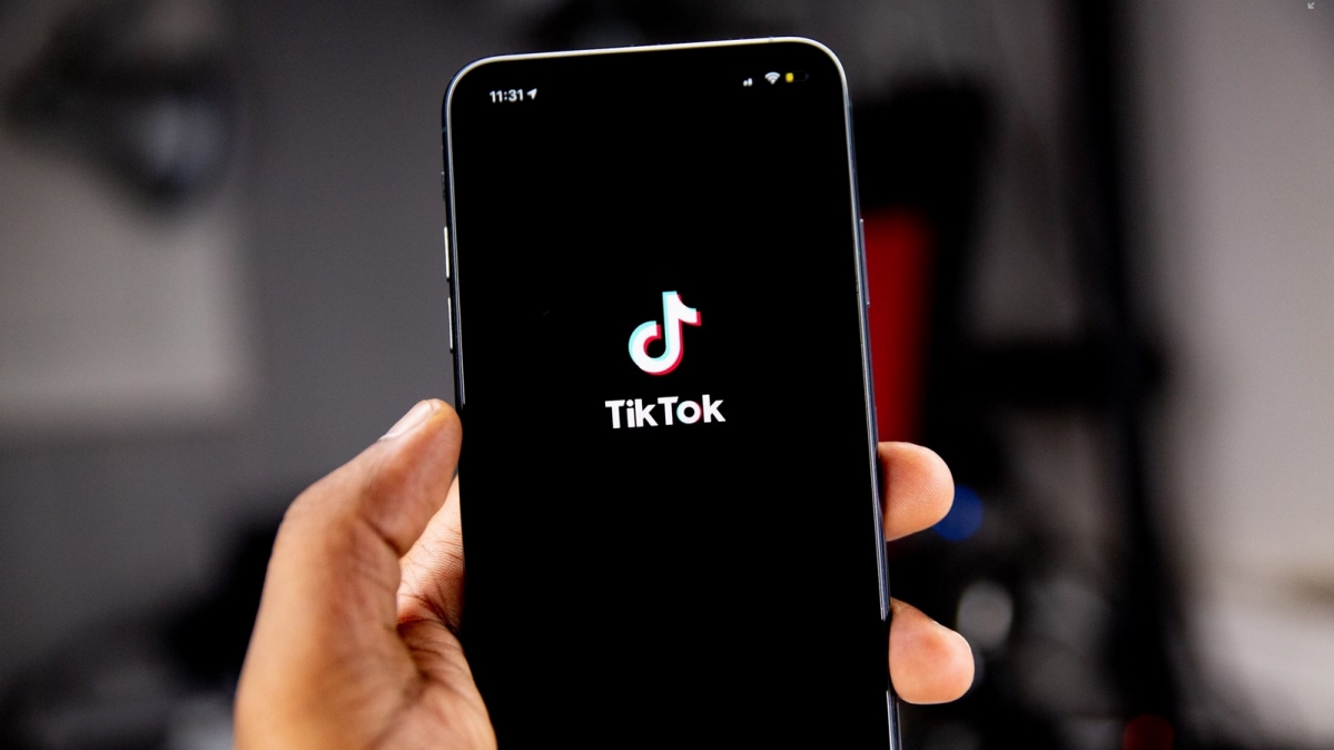 Smartphone mit TikTok-Icon