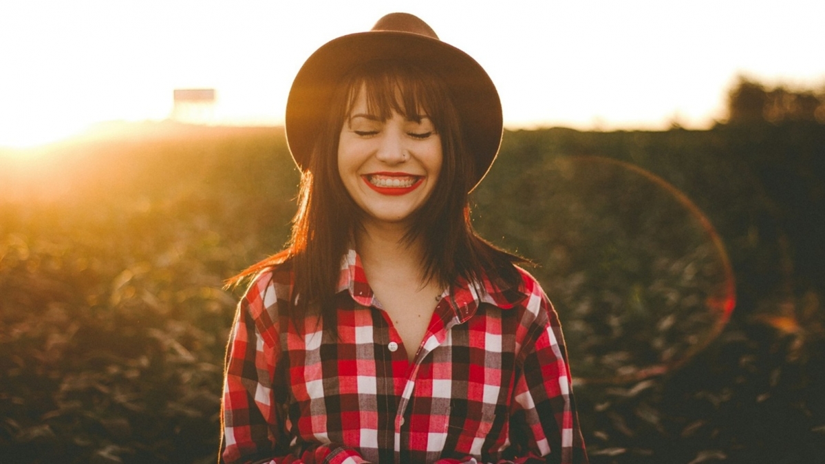 Fröhlich grinsende junge Frau