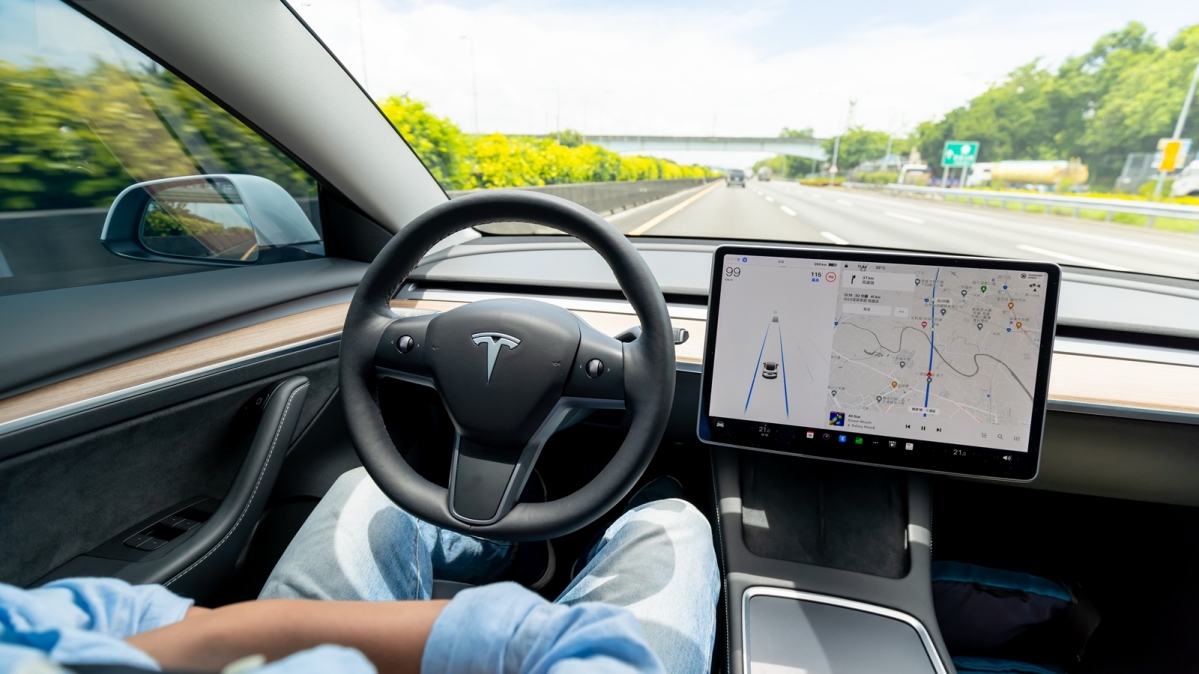 Blick über die Schalter des Fahrzeugführers beim autonomen Fahren auf einer Autobahn bei Kaosiung, Taiwan
