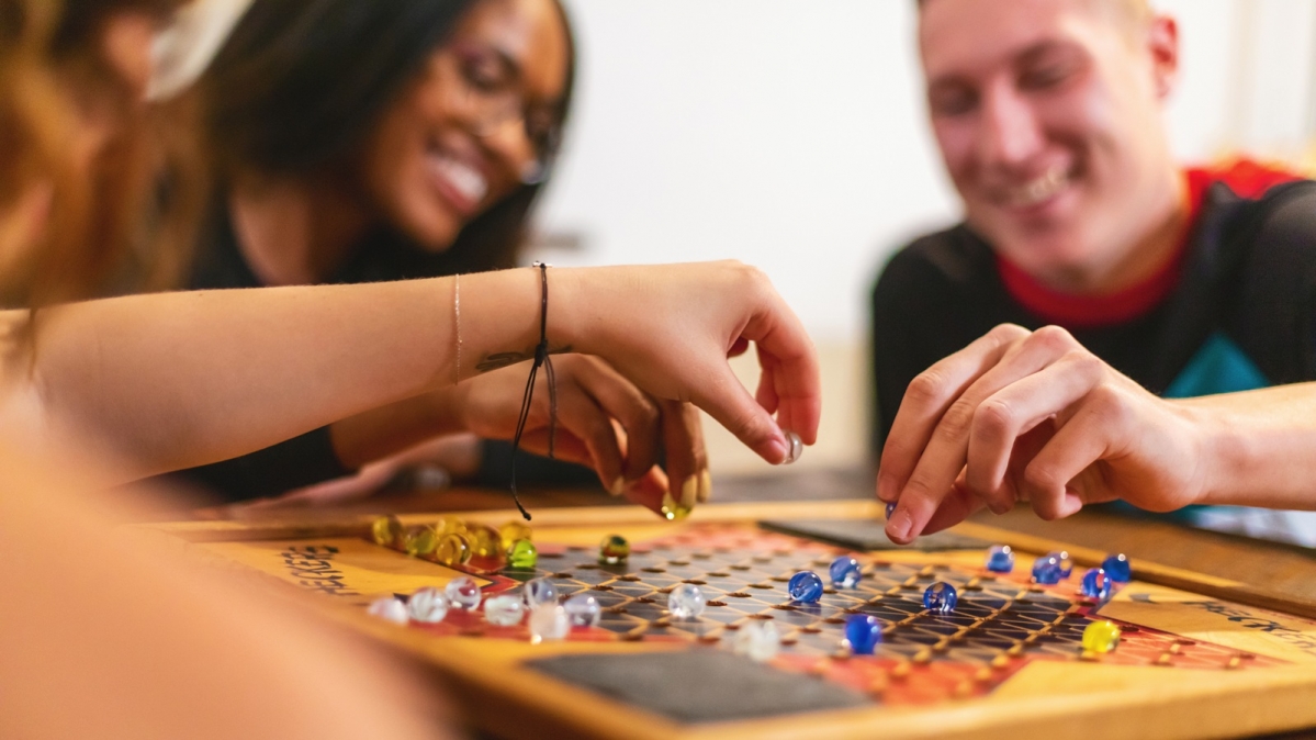 Freundeskreis beim Spielen von Sternhalma ("Chinese Checkers")