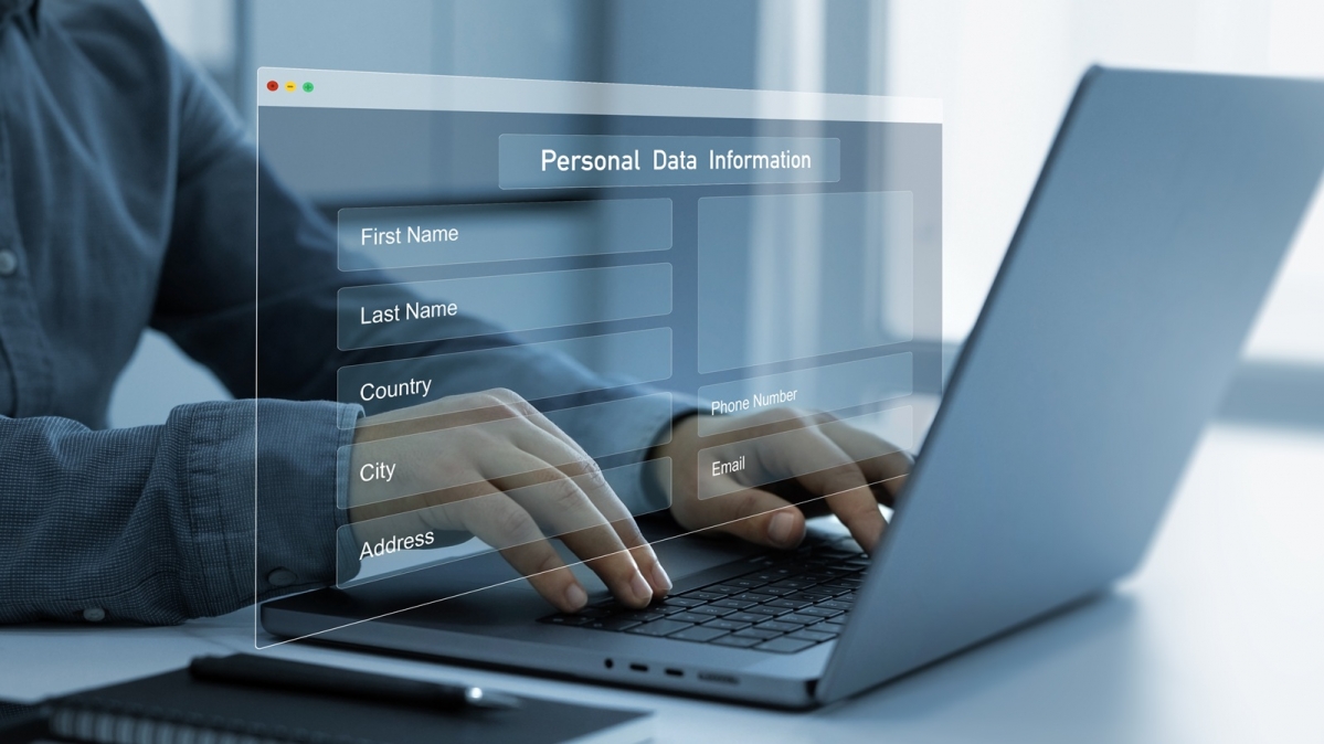 Ausfüllen eines Online-Formulars am Laptop