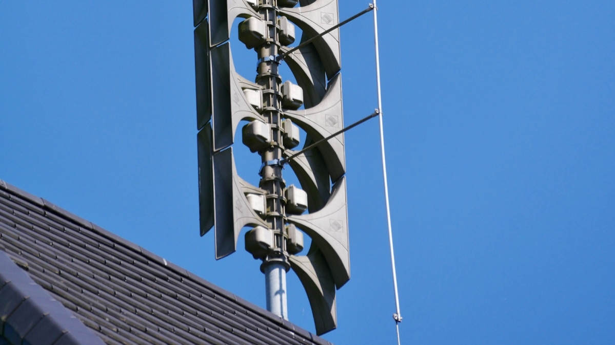 Moderne, auf einem Dach montierte Sirenenanlage