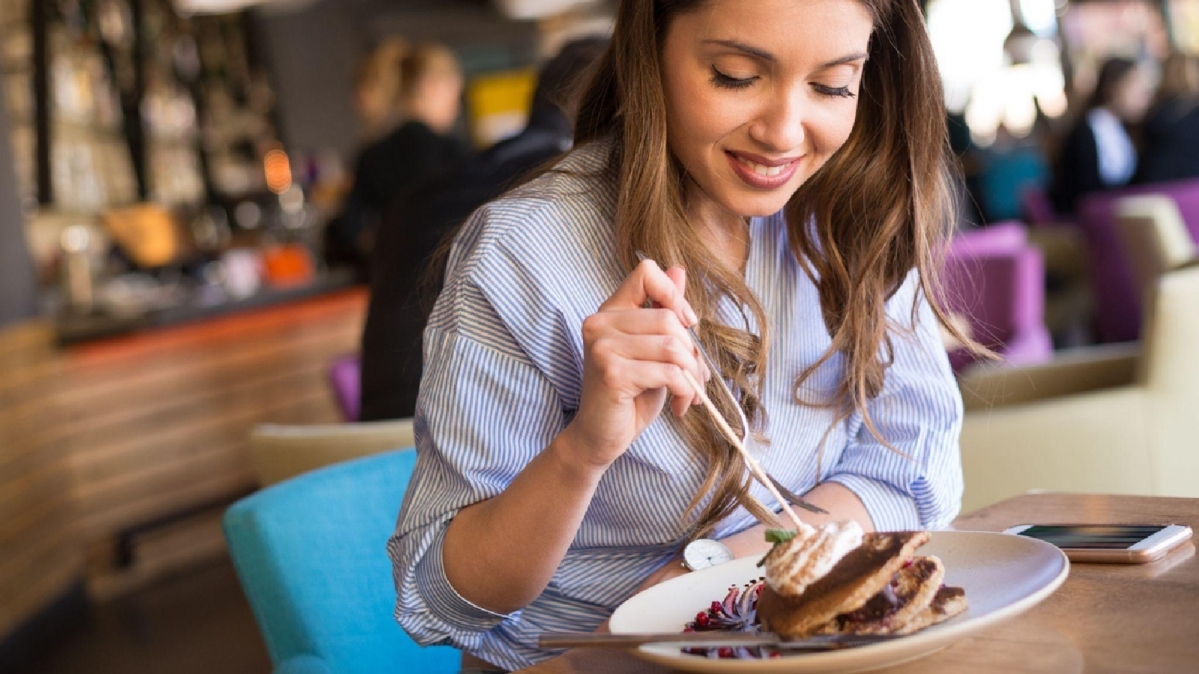 Junge Frau beim Speisen in einem Restaurant