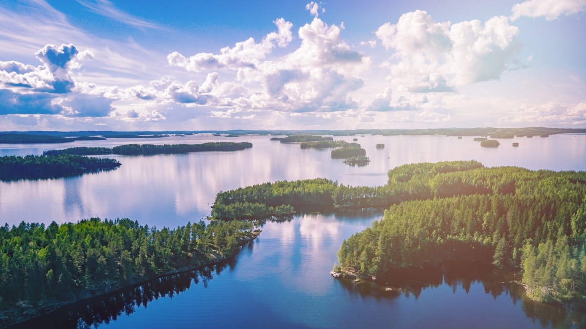 Luftaufnahme einer finnischen Seenlandschaft