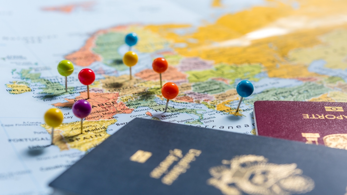 Europakarte mit Pins und zwei Pässen