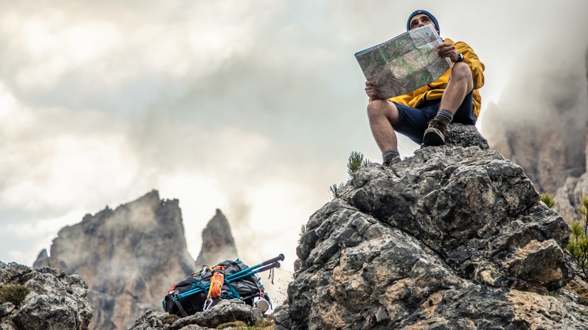 Bergwanderer bei Kartenstudium