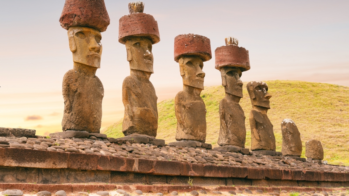 Ahu Nau Nau mit sieben Moai in Anakena, Osterinsel