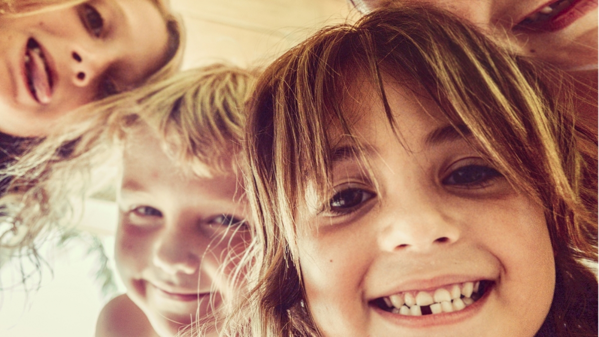 Vier Kinder verschiedenen Alters