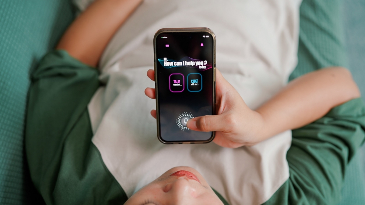 Junge Frau im Gespräch mit ChatBot-App