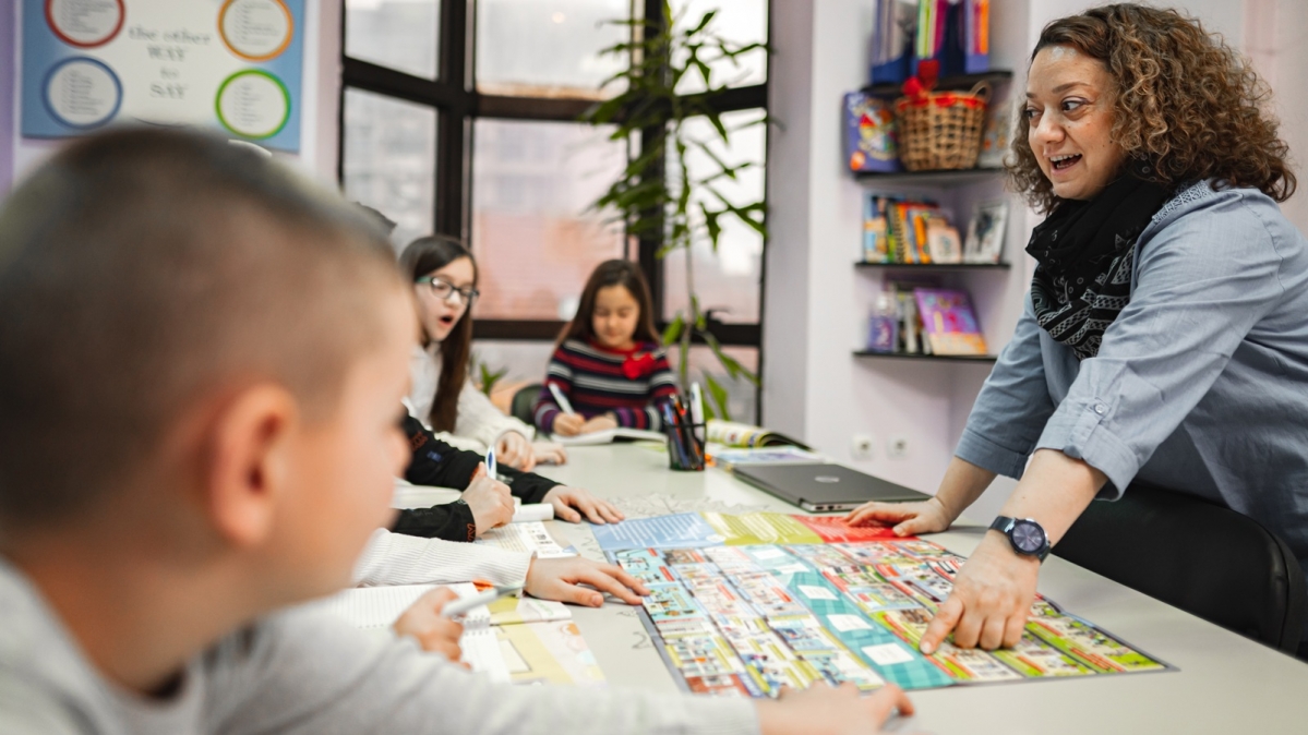 Woman teaching a group of elementary students at language school