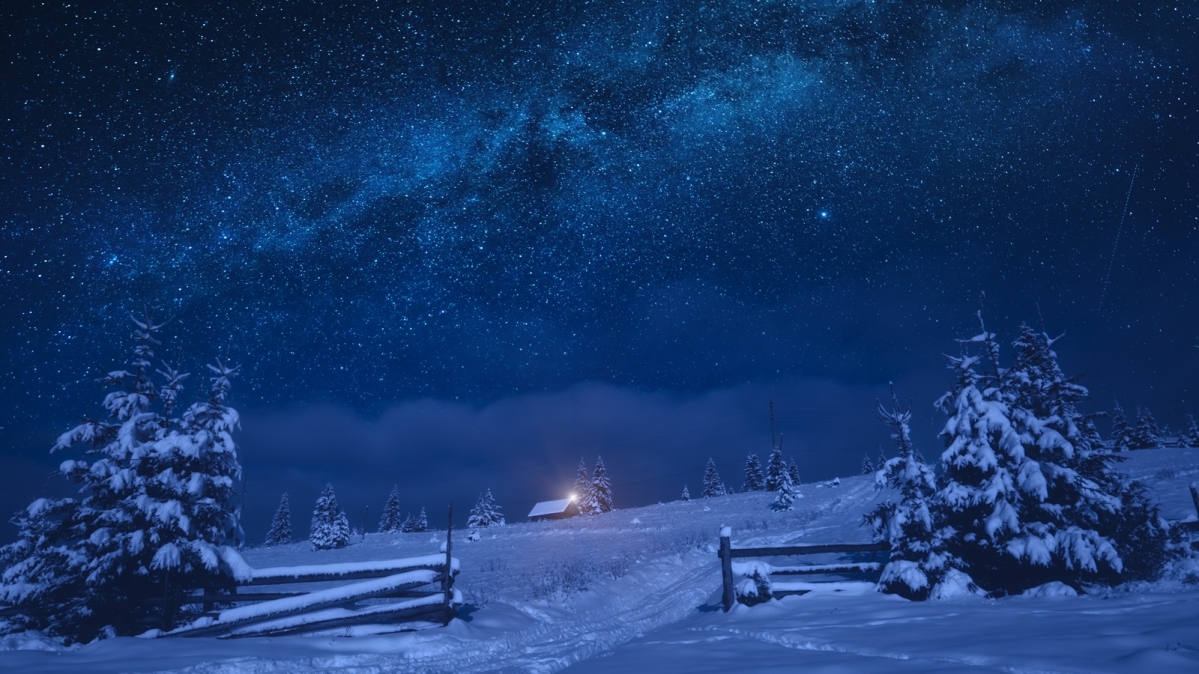 Winternachthimmel über verschneiter Landschaft mit einem Hof