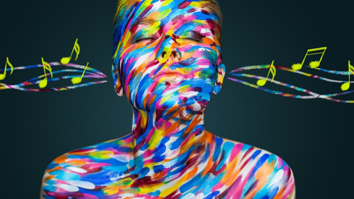 Fabrig angemalte Frau, die farbige Noten "hört"