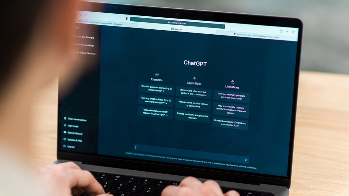 Laptop-Screen mit Text zu ChatGPT