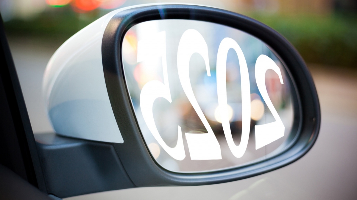 Rückspiegel mit gespiegelter und verzerrter Jahreszahl 2025