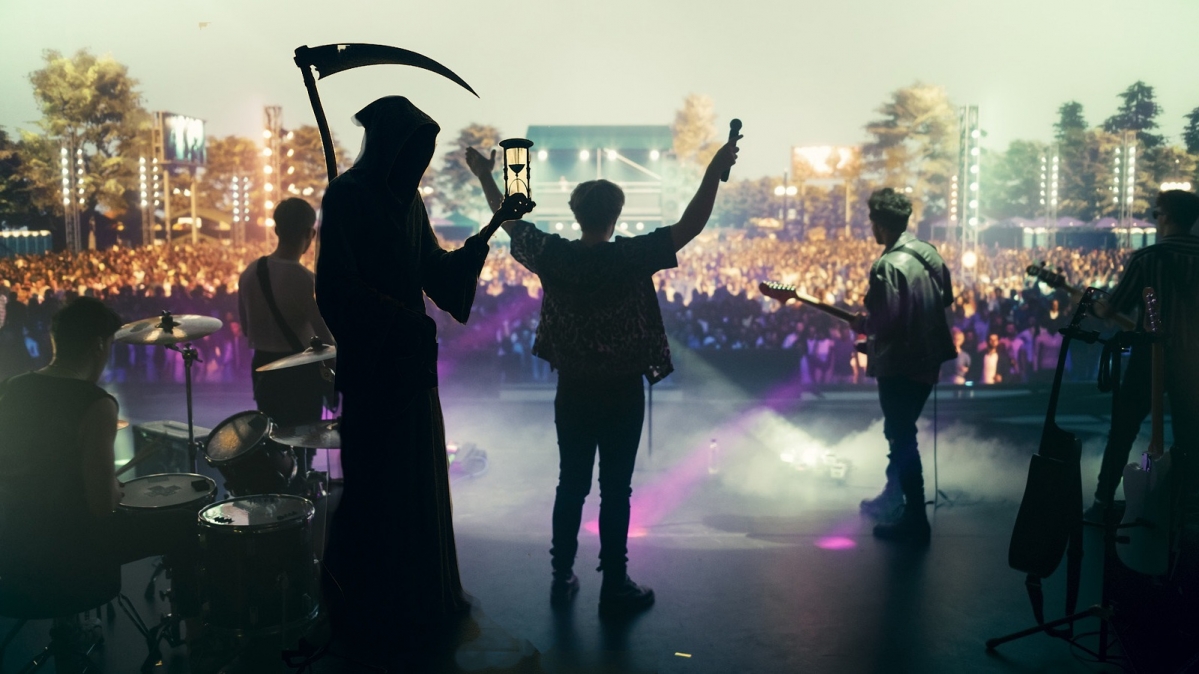 Rockband mit Tod auf einer VBühne vor großem Publikum