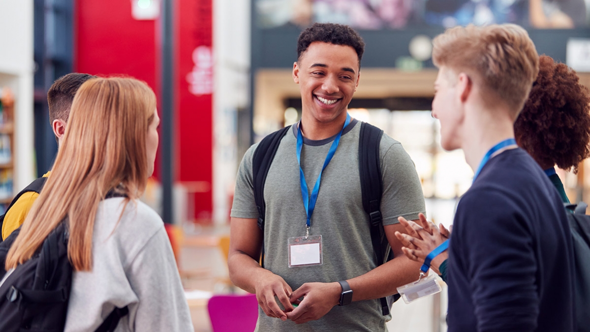 Drei Berufseinsteiger auf einer Jobmesse