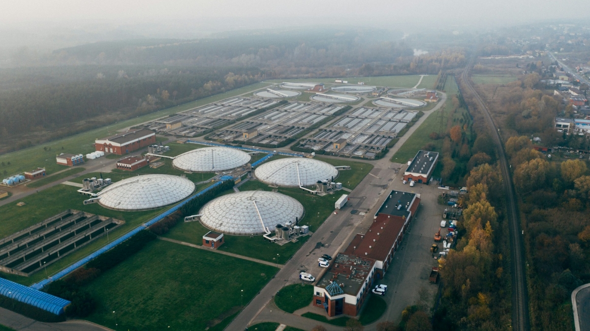 Abwasseraufbereitungsanlage mit Klärschlammbehältern