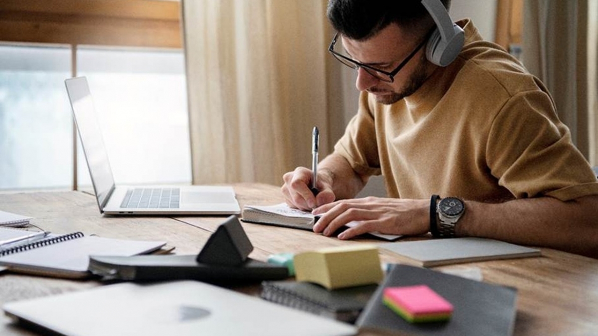 Studierender Mann an Schreibtisch