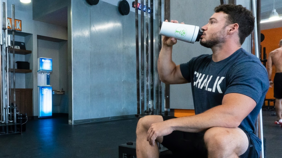 Kraftsportler beim Trinken eines Protein-Shakes
