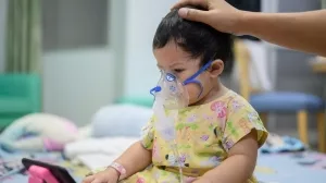An RSV erkranktes Kleinkind mit Atmmaske