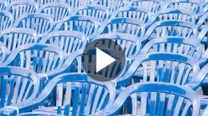 Blaue Monobloc-Stühle