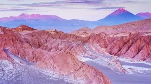 Valle de la Muerte in der Atacama-Wüste mit dem Gipfel des Vulkans Licancabur im Hintergund