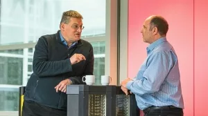 HLRS-Direktor Michael Resch (links) im Gespräch mit bild-der-wissenschaft-Redakteur Ralf Butscher