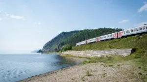 Transsibirien-Expresszug am Baikalsee