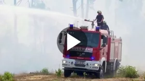 Feuerwehrfahrzeug bei der Bekämpfung eines Waldbrandes
