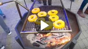 Ananasscheiben auf einem Gartengrill