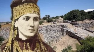 Sophia Schliemann mit Goldschmuck vor dem Hintergrund des Ausgrabungsgeländes von Troja