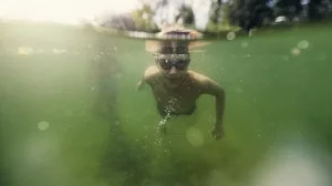 Tauchender Teenager in trübem Wasser