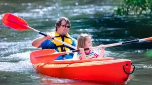 Vater und Tocjter in einem Kayak
