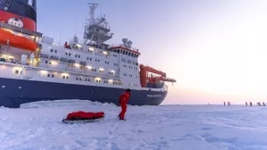 "Polarstern" im Packeis während der MOSAiC-Expedition im September 2019.