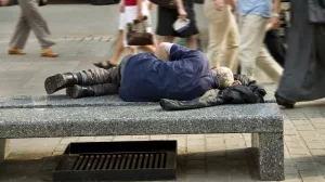 Schlafender Obdachloser auf Straßenbank