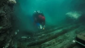 Freilegung einer Galeere in der untergegangenen Stadt Thonis-Herakleion