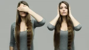 Zwei Bilder einer jungen Frau, die sich die Augen bzw. die Ohren zuhält
