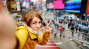 Junge Frau beim Selfie-Shooting am Times Squae in New York.