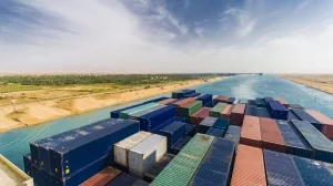 Containerschiff im Suezkanal