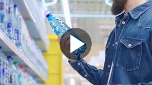 Mann bei der Auswahl von Mineralwasser in Supermarkt