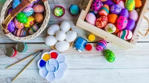 Bemalte und unnbemalte Eier, Pinsel und Farbpalette