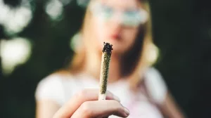Frau mit Marihuana-Joint