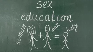 Wandtafel mit Kreizeichung zur "sex edcuation"