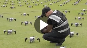 Techniker bei der Kontrolle von Drohnen