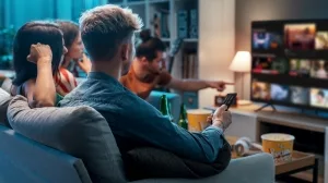 Freundeskreis beim Fernsehen