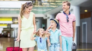 Familie beim Aufbruch in den Urlaub an einem Glughafen