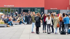 Studenten auf dem Campus der Uni Leipzig