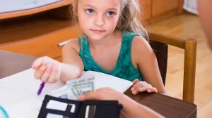 Taschengeldauszahlung an eine kleines Mädchen