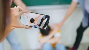 Schüler filmen Mobbingopfer per Smartphone