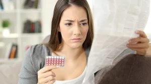 Feau liest den Beipackzettel einer Antibabypillenpackung